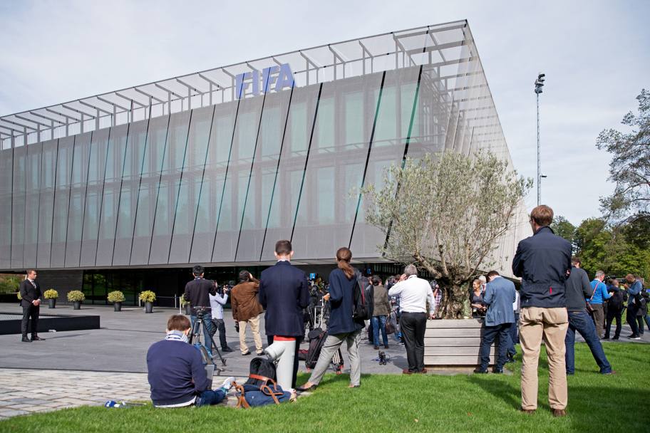 La sede della Fifa di Zurigo. Giornalisti e operatori in attesa informazioni dopo la notizia dell&#39;indagine penale nei confronti di Joseph Blatter (Getty Images)